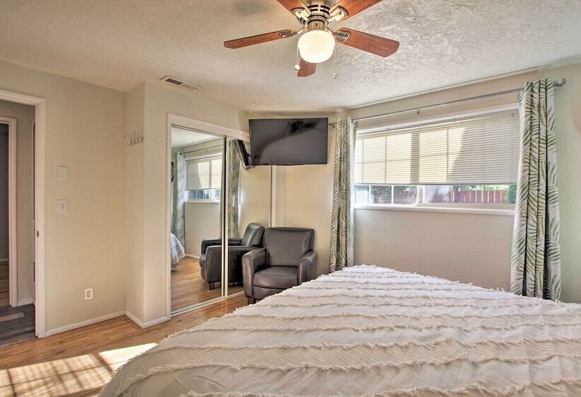 Hot Tub & Theater Room: Tropical Springfield Home