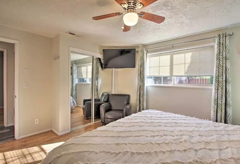 Hot Tub & Theater Room: Tropical Springfield Home