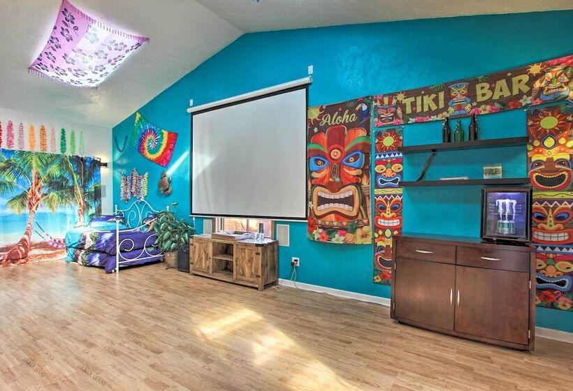 Hot Tub & Theater Room: Tropical Springfield Home