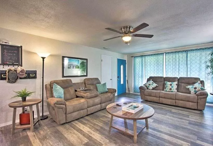 Hot Tub & Theater Room: Tropical Springfield Home