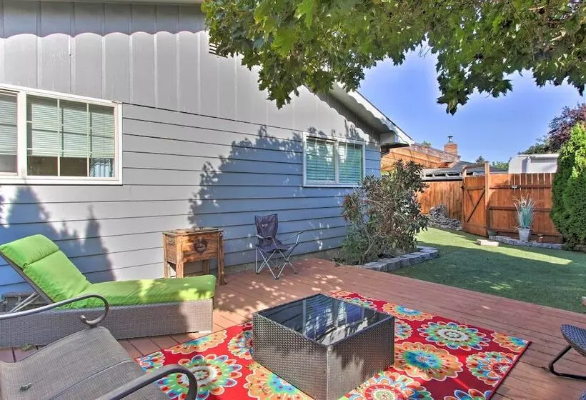Hot Tub & Theater Room: Tropical Springfield Home