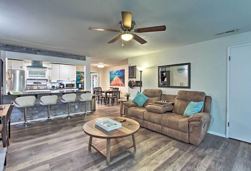 Hot Tub & Theater Room: Tropical Springfield Home