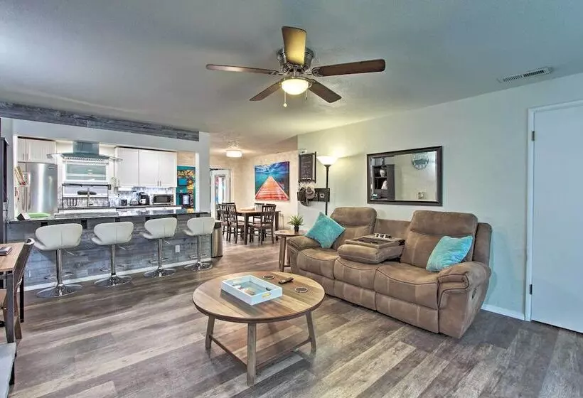 Hot Tub & Theater Room: Tropical Springfield Home