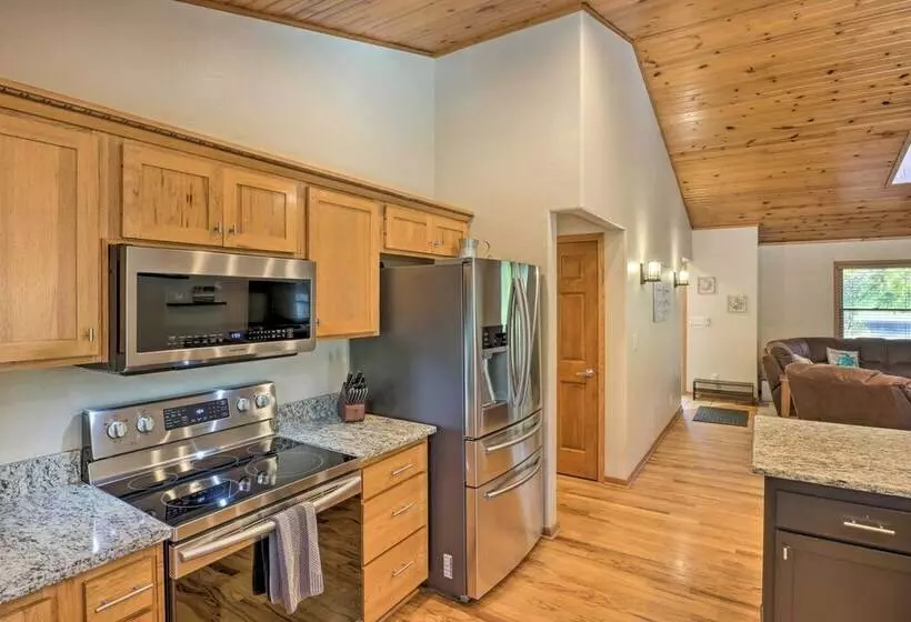 Step Free Pewaukee Home < 1 Mi From Lakes!
