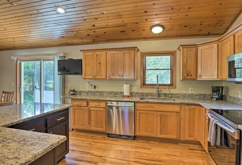 Step Free Pewaukee Home < 1 Mi From Lakes!