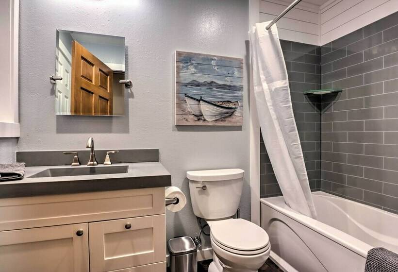 Step Free Pewaukee Home < 1 Mi From Lakes!