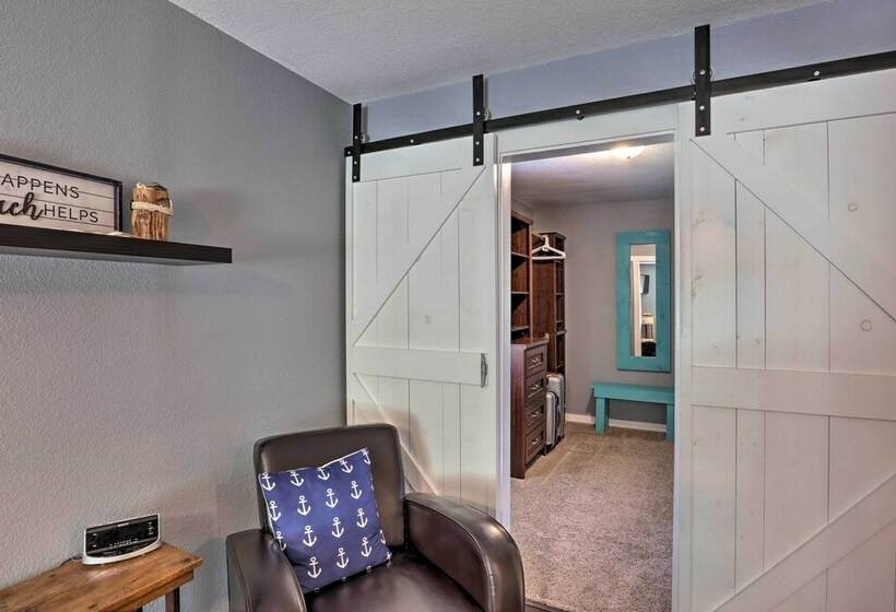 Step Free Pewaukee Home < 1 Mi From Lakes!