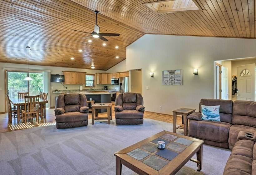 Step Free Pewaukee Home < 1 Mi From Lakes!