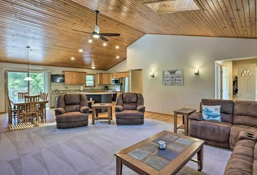 Step Free Pewaukee Home < 1 Mi From Lakes!
