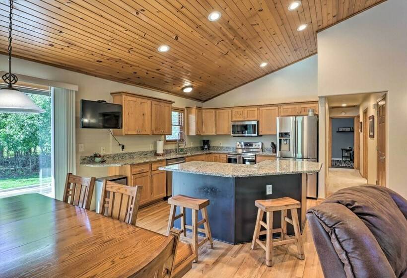 Step Free Pewaukee Home < 1 Mi From Lakes!