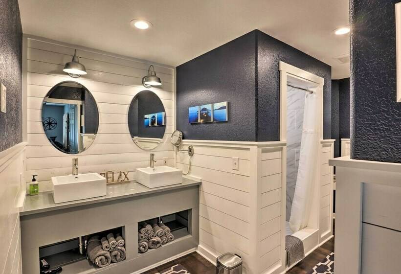 Step Free Pewaukee Home < 1 Mi From Lakes!