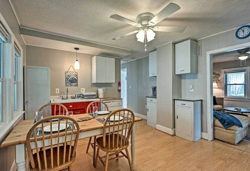 The Blue Crab Cottage 3 Blocks From The Beach!