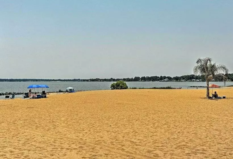 The Blue Crab Cottage    3 Blocks From The Beach!