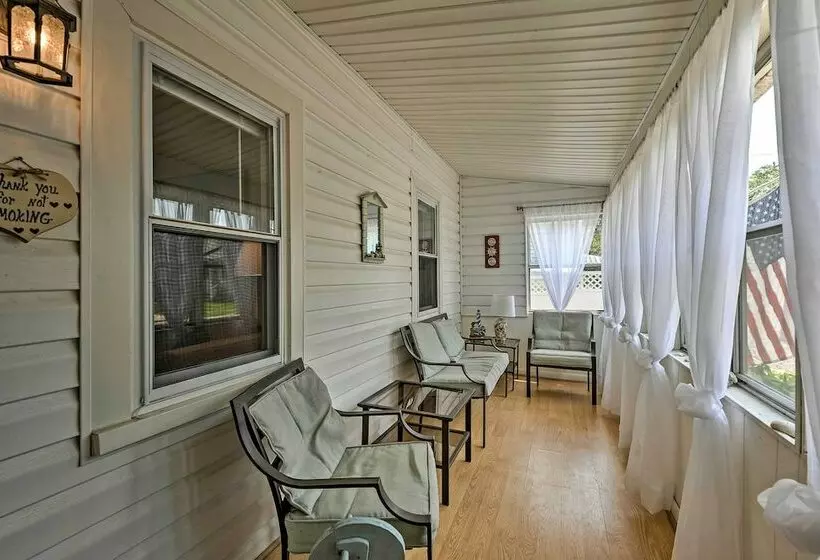 The Blue Crab Cottage    3 Blocks From The Beach!