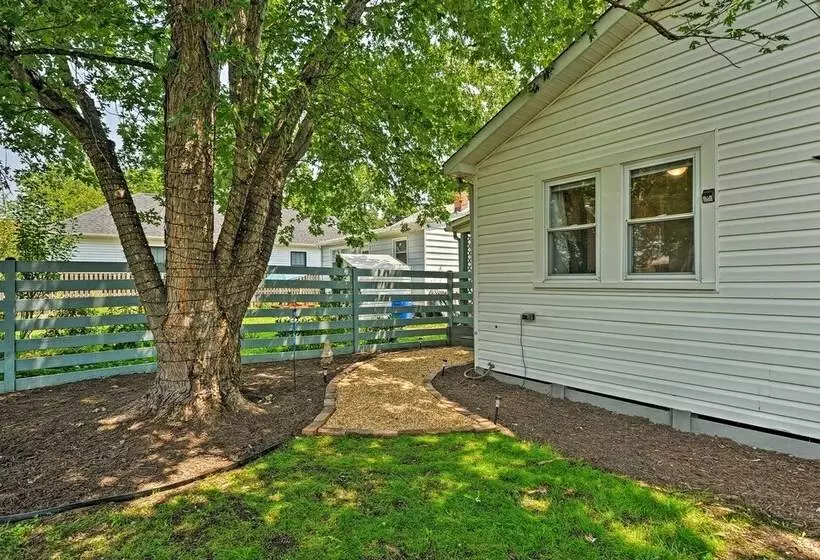 The Blue Crab Cottage    3 Blocks From The Beach!