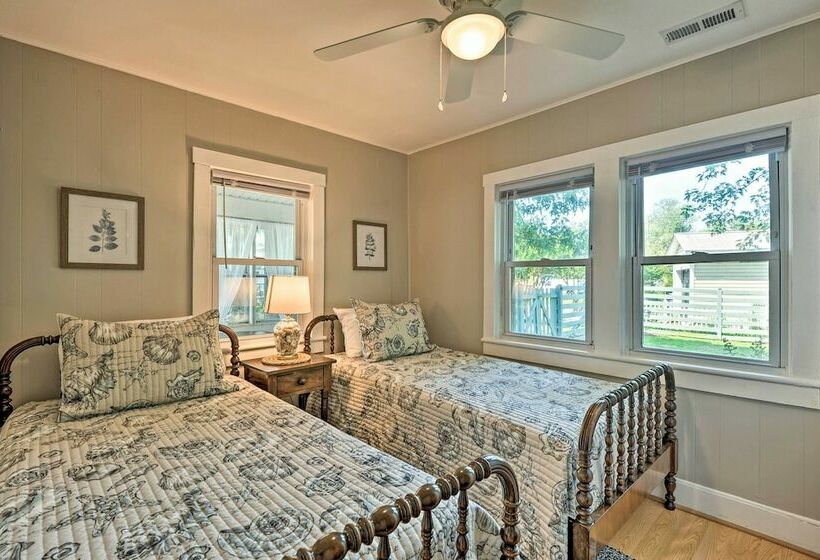 The Blue Crab Cottage 3 Blocks From The Beach!