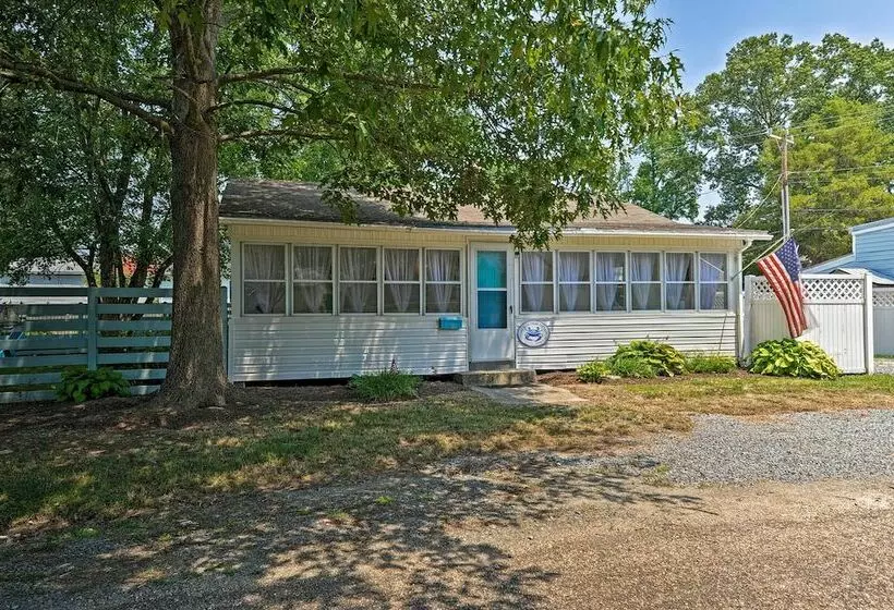 The Blue Crab Cottage    3 Blocks From The Beach!