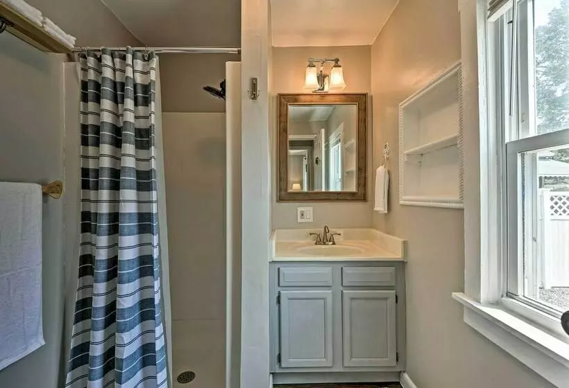 The Blue Crab Cottage    3 Blocks From The Beach!