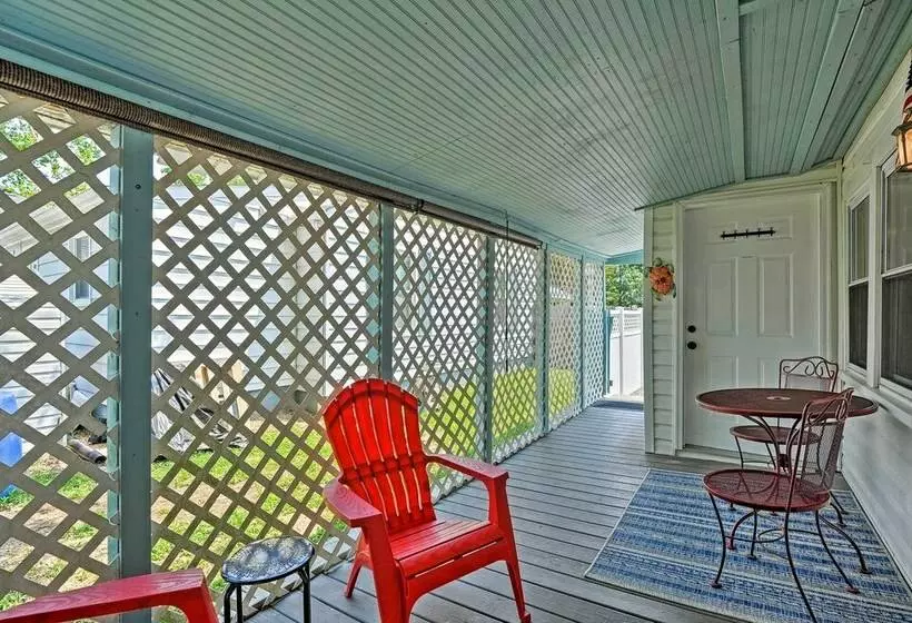 The Blue Crab Cottage    3 Blocks From The Beach!