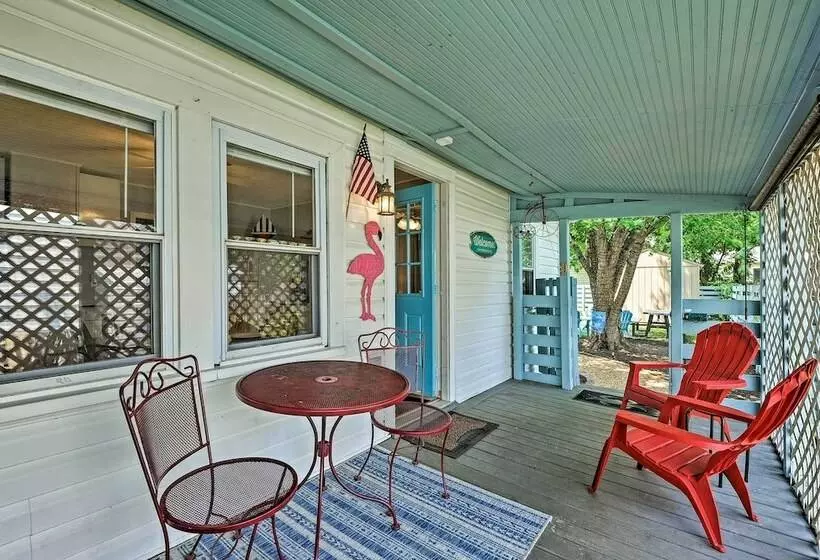 The Blue Crab Cottage    3 Blocks From The Beach!