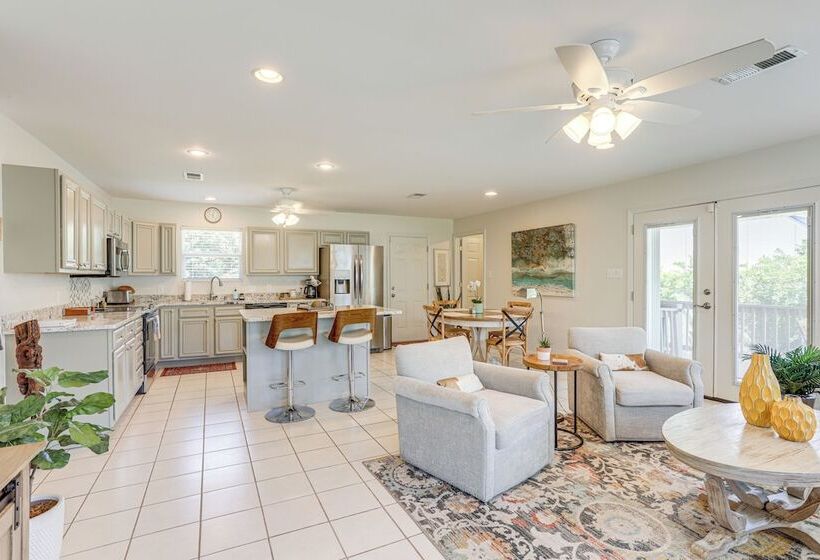 The Palm  Bay St. Louis Home   Walk To Beach!