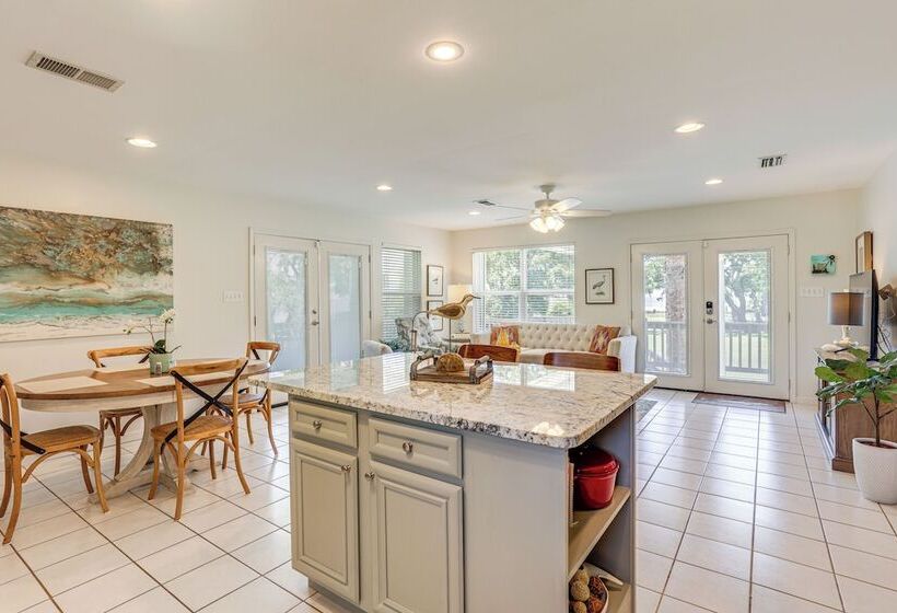 The Palm  Bay St. Louis Home   Walk To Beach!