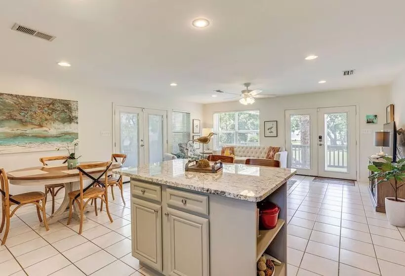 The Palm  Bay St. Louis Home   Walk To Beach!