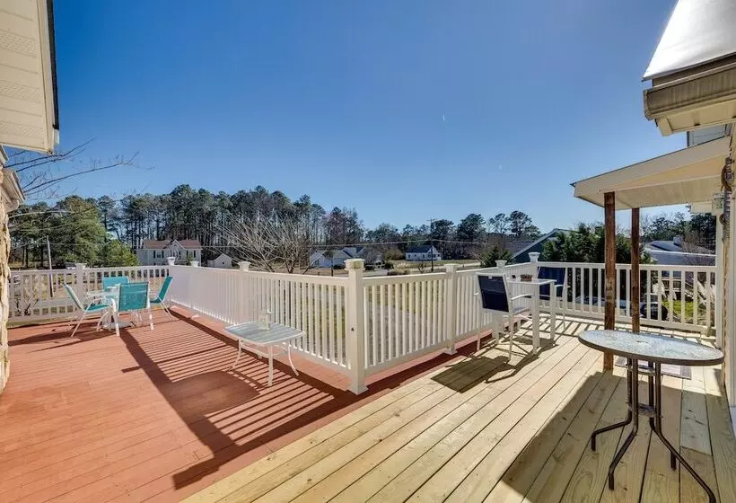 Welcoming Cottage W/ Outdoor Pool & Water Views!