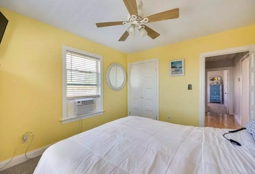 Welcoming Cottage W/ Outdoor Pool & Water Views!