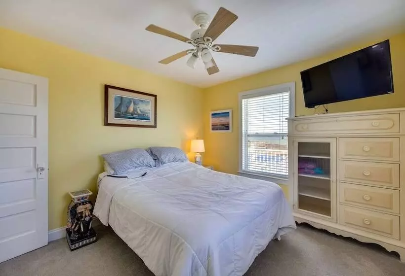 Welcoming Cottage W/ Outdoor Pool & Water Views!