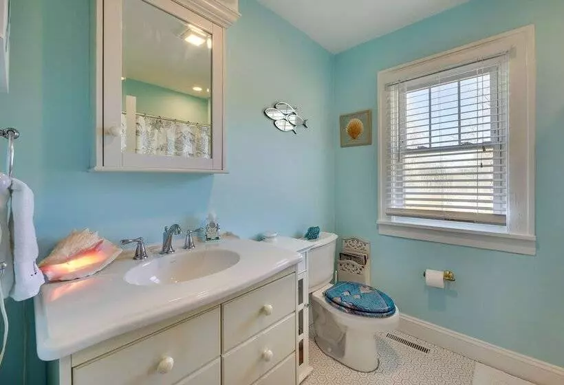 Welcoming Cottage W/ Outdoor Pool & Water Views!