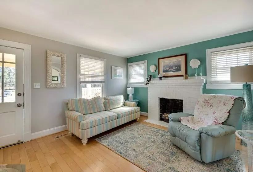 Welcoming Cottage W/ Outdoor Pool & Water Views!