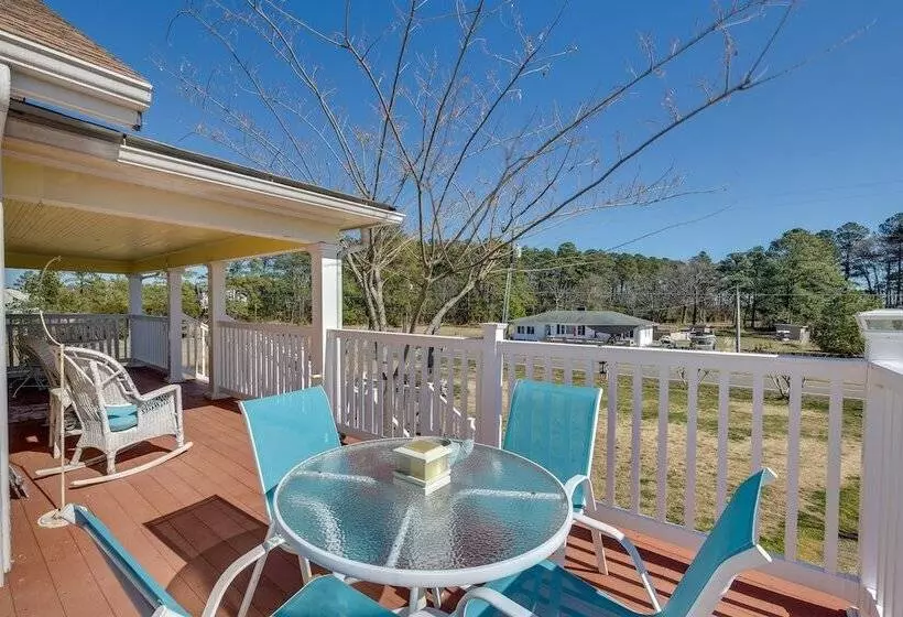 Welcoming Cottage W/ Outdoor Pool & Water Views!