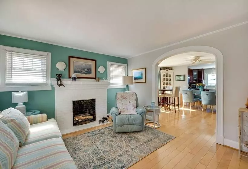 Welcoming Cottage W/ Outdoor Pool & Water Views!