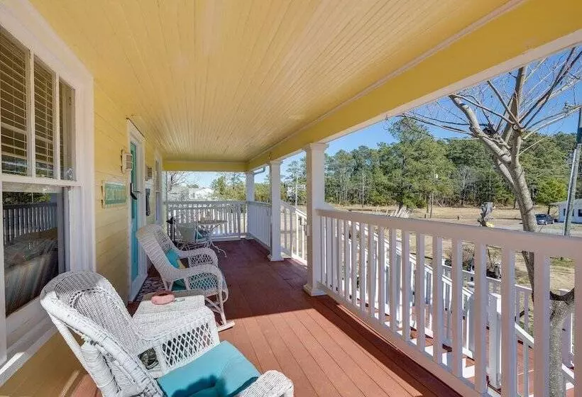 Welcoming Cottage W/ Outdoor Pool & Water Views!