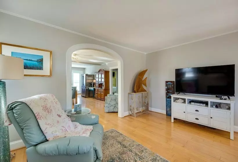 Welcoming Cottage W/ Outdoor Pool & Water Views!