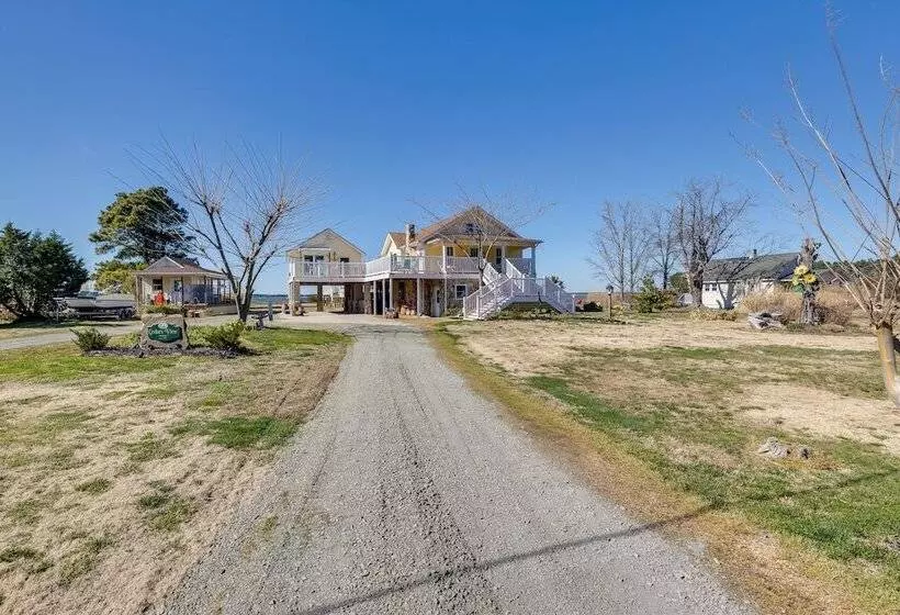 Welcoming Cottage W/ Outdoor Pool & Water Views!