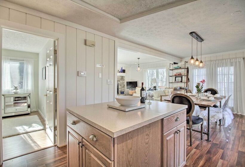 Wintergreen Resort Retreat W/ Hot Tub!