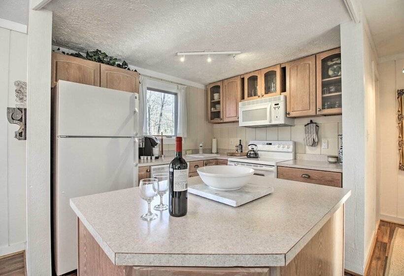 Wintergreen Resort Retreat W/ Hot Tub!