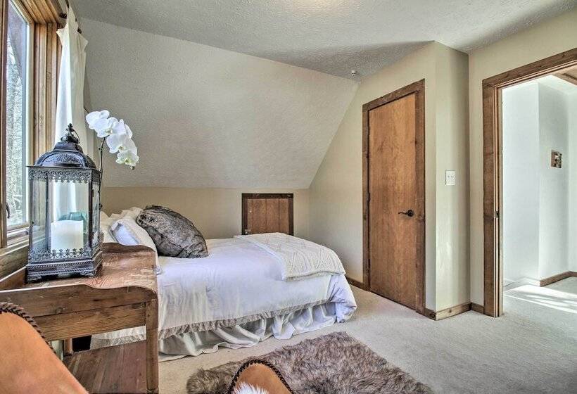 Wintergreen Resort Retreat W/ Hot Tub!