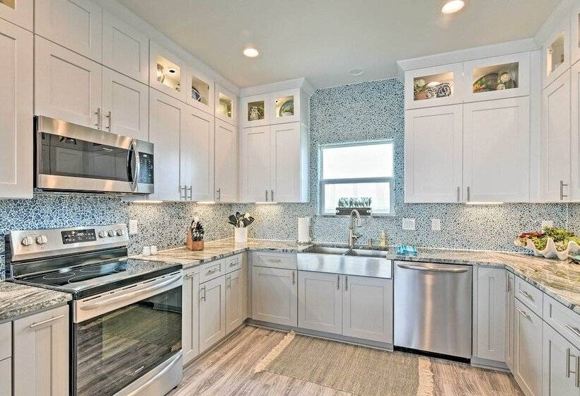 Beachfront Freeport Retreat: 16 Mi To Downtown!