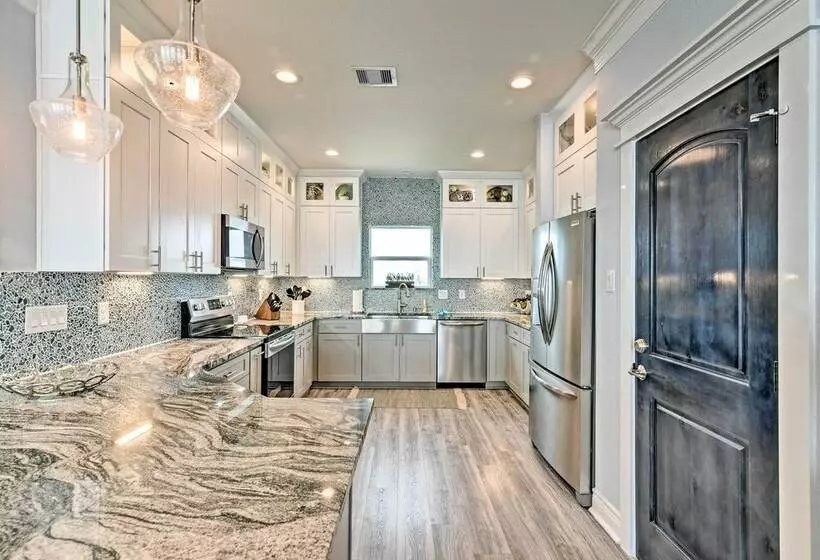 Beachfront Freeport Retreat: 16 Mi To Downtown!