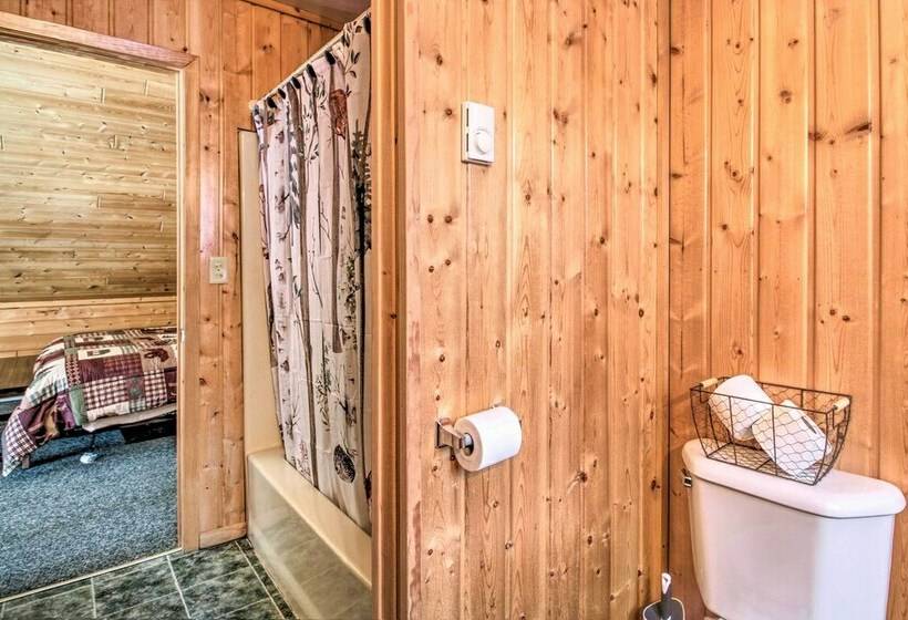 Cabin W/ Fireplace < 1 Mile To Lakes + Golf