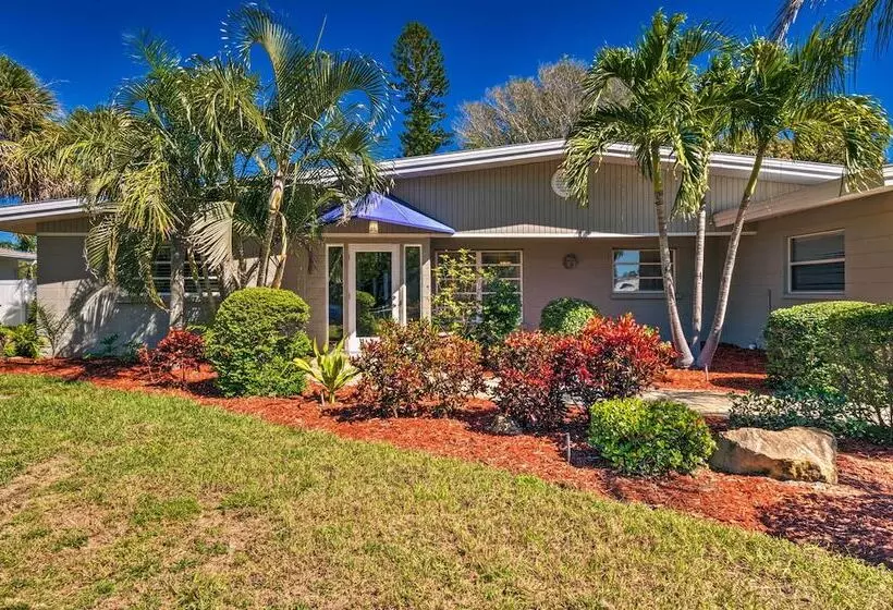 Canal Front Siesta Key Home: Heated Pool & Privacy