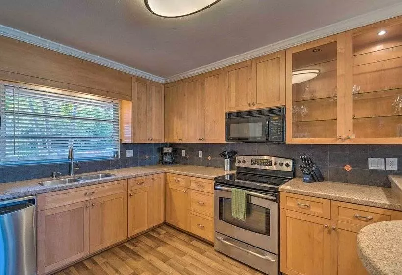 Canal Front Siesta Key Home: Heated Pool & Privacy