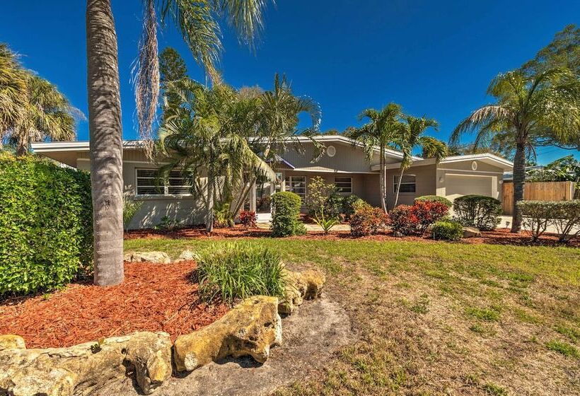 Canal Front Siesta Key Home: Heated Pool & Privacy