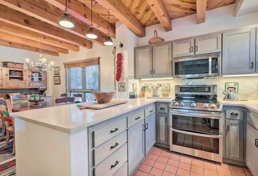 10 Mi To Santa Fe Plaza: Casita W/ Mtn View!