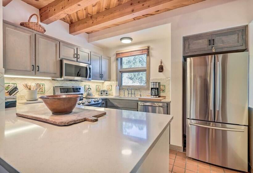 10 Mi To Santa Fe Plaza: Casita W/ Mtn View!