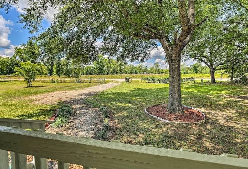 Charming Countryside Home W/ Covered Porch!