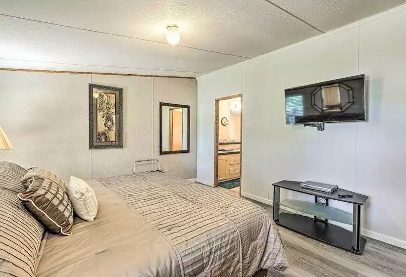 Charming Countryside Home W/ Covered Porch!